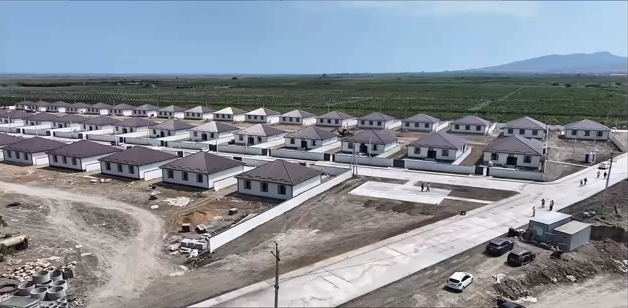 В Мамедкале завершили строительство жилого квартала для пострадавших от наводнения дагестанцев