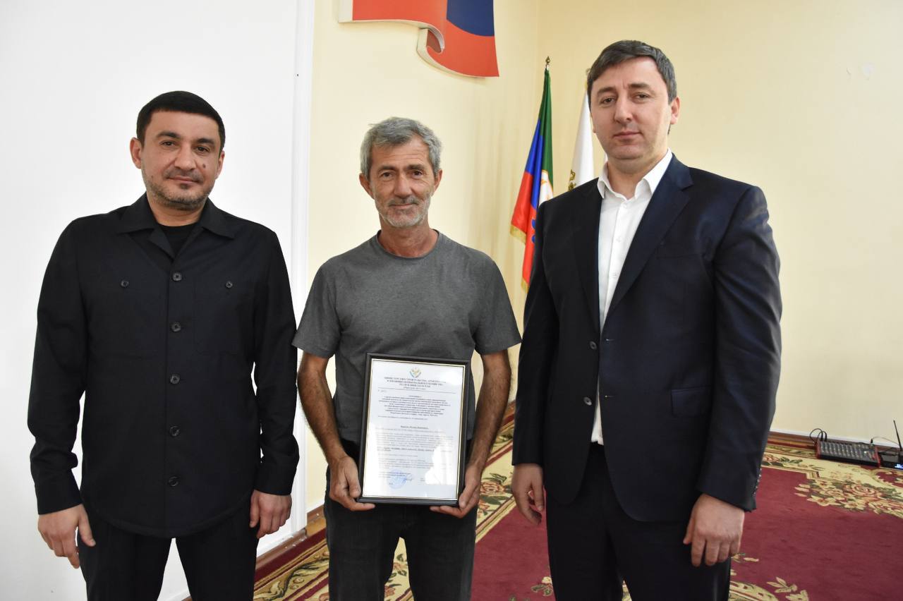 Жилищные сертификаты передали жителям Хасавюртовского и Дербентского районов, пострадавшим от паводков