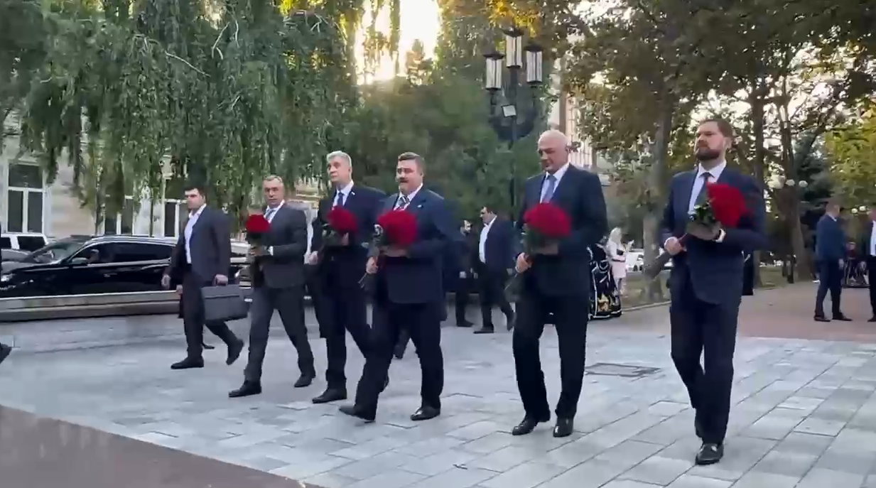 В Махачкале состоялась церемония возложения цветов к памятникам Магомедали Магомедову и Расулу Гамзатову
