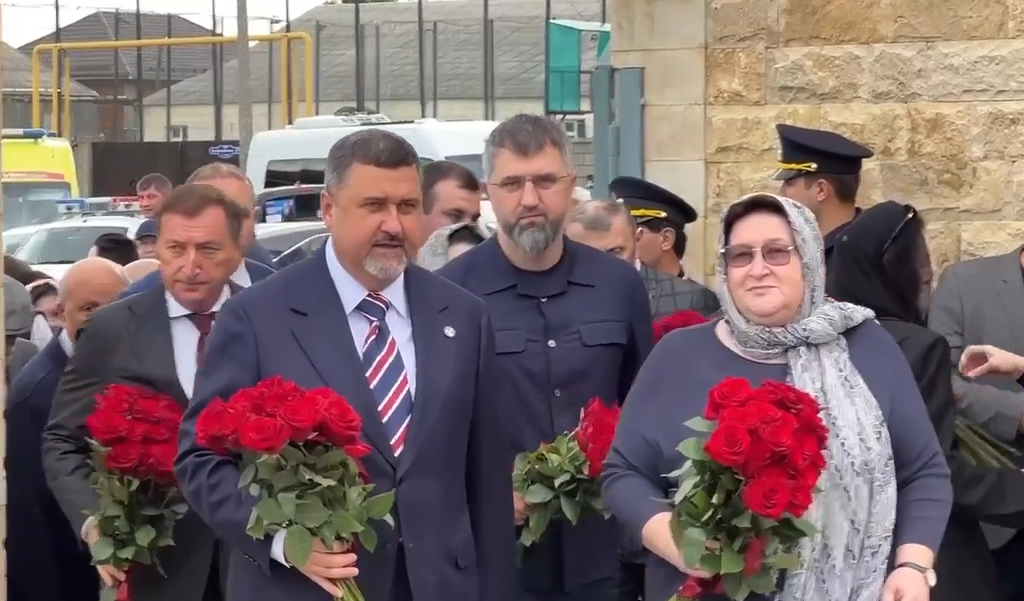 Магомед Рамазанов возложил цветы к могиле Расула Гамзатова