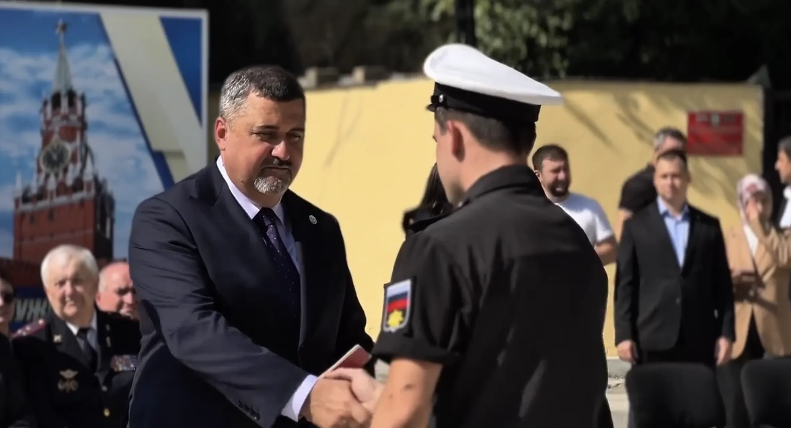 Фёдор Щукин вручил военные билеты первым выпускникам Военного учебного центра при ДГТУ