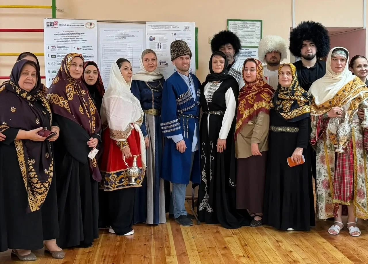 Сотрудники Пробирной палаты пришли на выборы в традиционных нарядах народов Дагестана