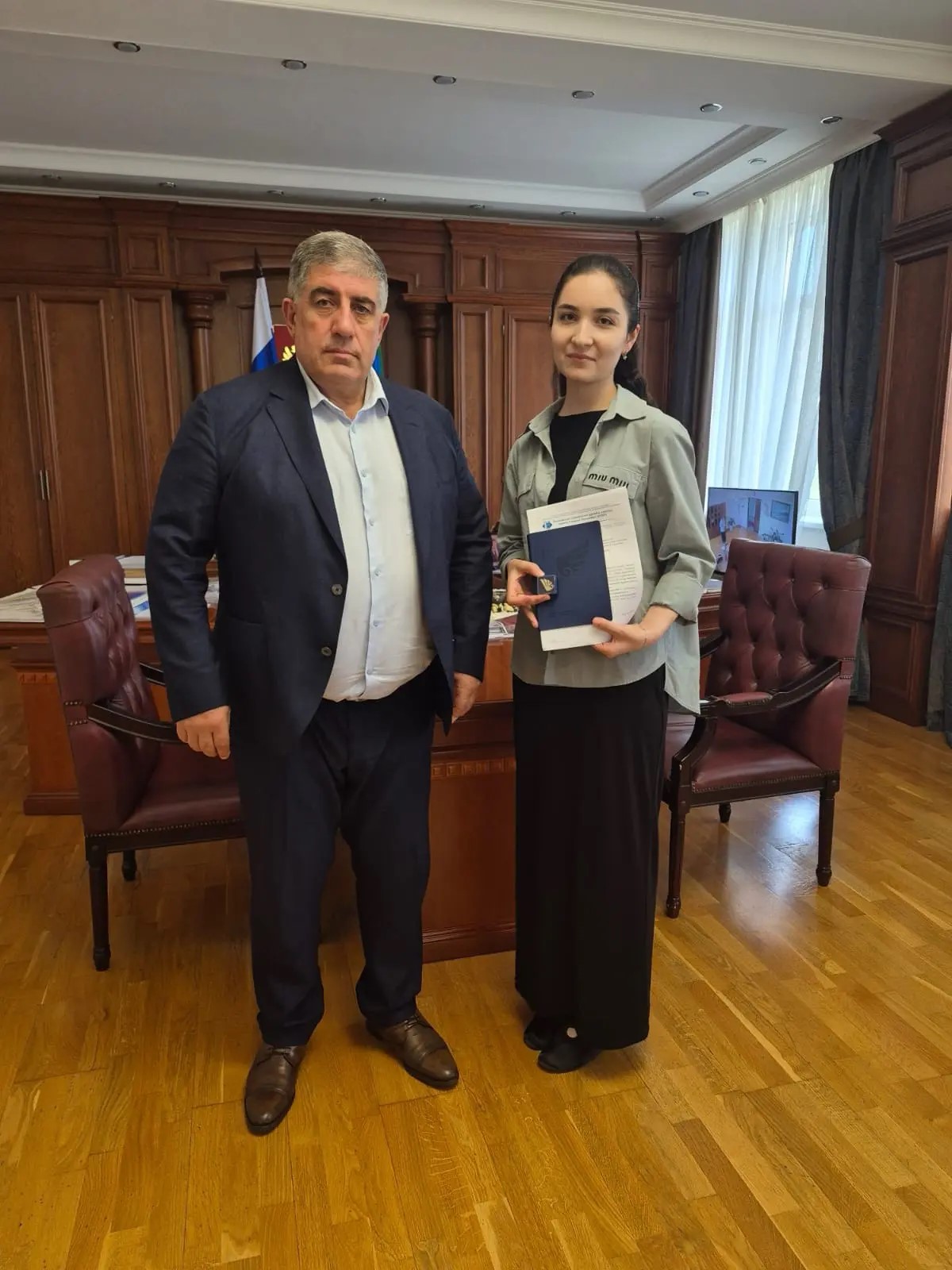 Ректор ДГПУ Нариман Асваров наградил магистранта стипендиата Правительства РФ