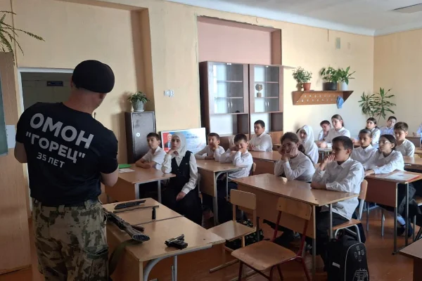 Офицер дагестанского ОМОН «Горец» провел мастер-класс по оружию для школьников