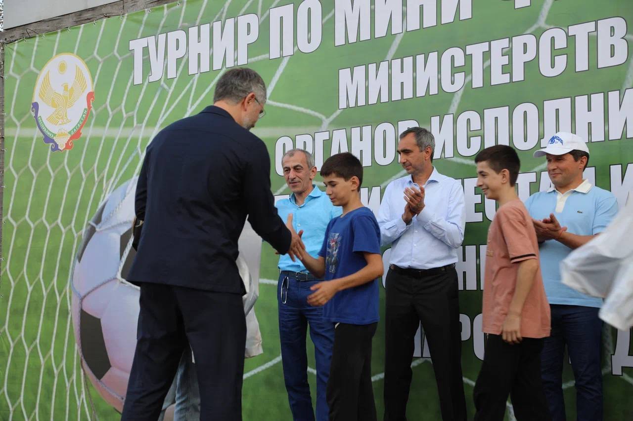 Рамазанов наградил победителей по мини-футболу среди команд органов власти Дагестана