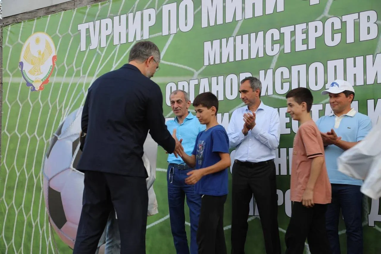 Рамазанов наградил победителей по мини-футболу среди команд органов власти Дагестана