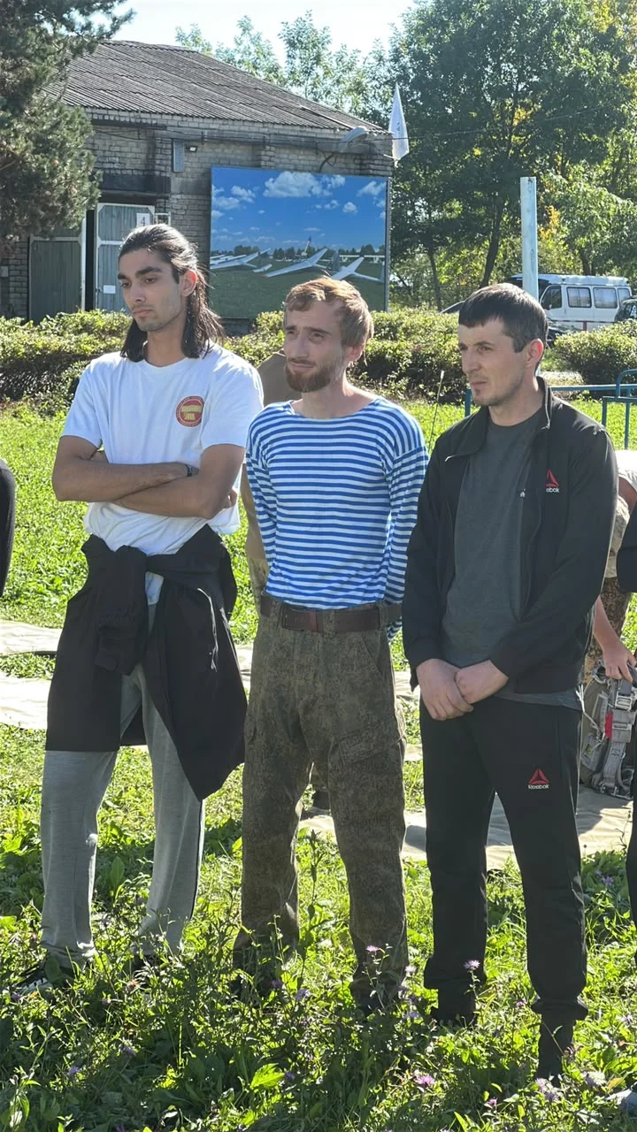В преддверии Дня единства народов Дагестана, спортсмены и любители совершили массовые прыжки с парашютом