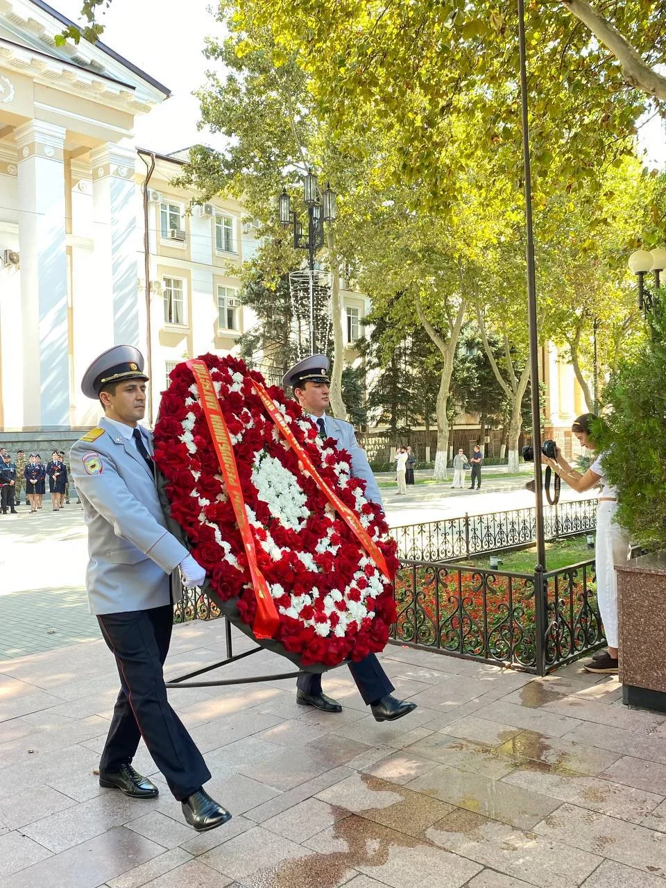 В Махачкале в День солидарности в борьбе с терроризмом почтили память погибших сотрудников МВД