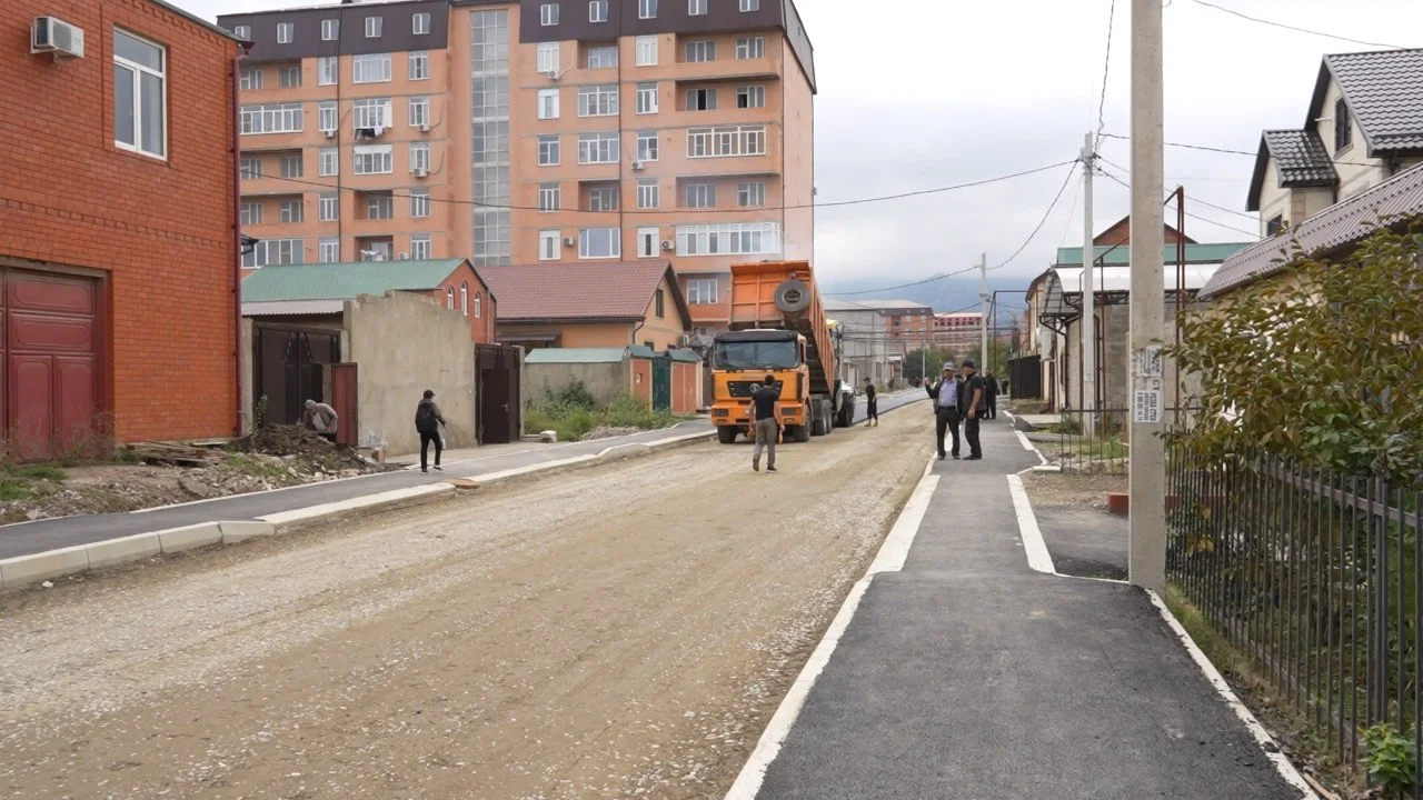 На улице Кумухской Махачкалы продолжается капитальный ремонт дороги