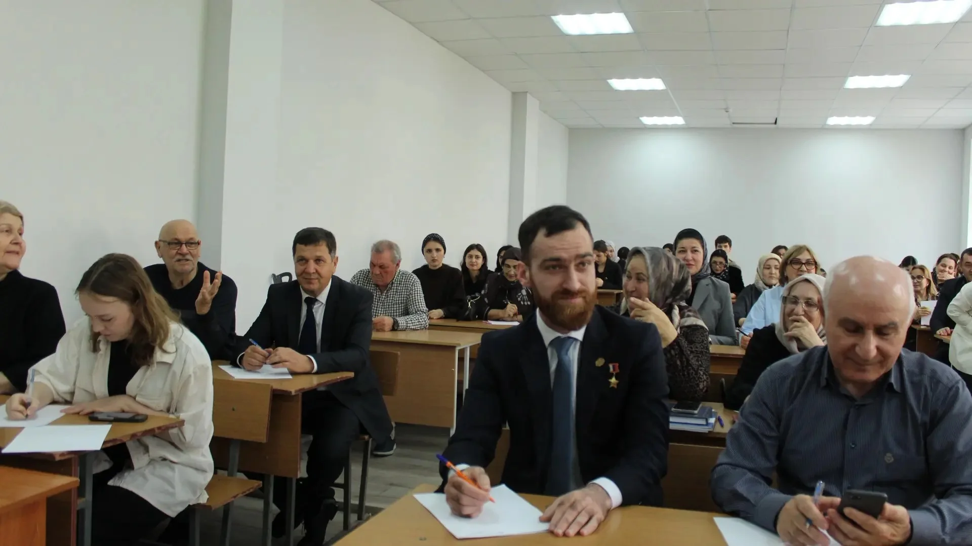 В ДГПУ отметили День культуры и языков: министр Темирлан Абуталимов принял участие в диктанте на родных языках
