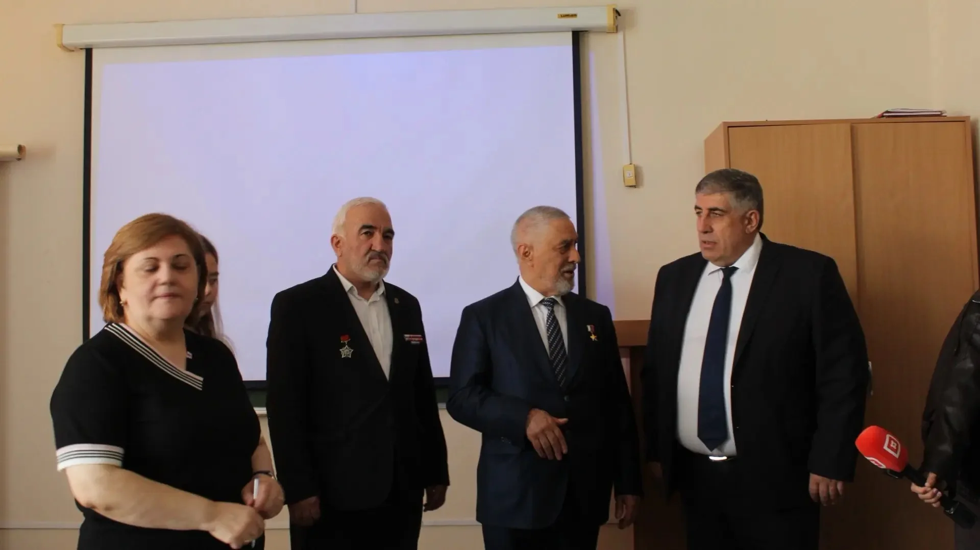 Герой России Умарпаша Ханалиев посетил родной факультет в ДГПУ