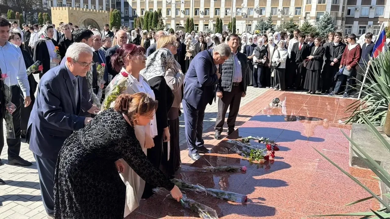 В ДГПУ в День учителя возложили цветы к Памятнику Педагогу и Наставнику