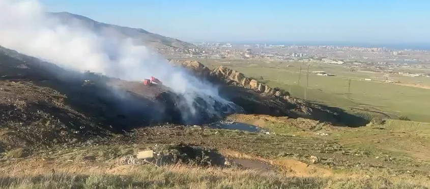 Площадь возгорания на свалке в местности Черкес-Кутан удалось сократить более чем вдвое