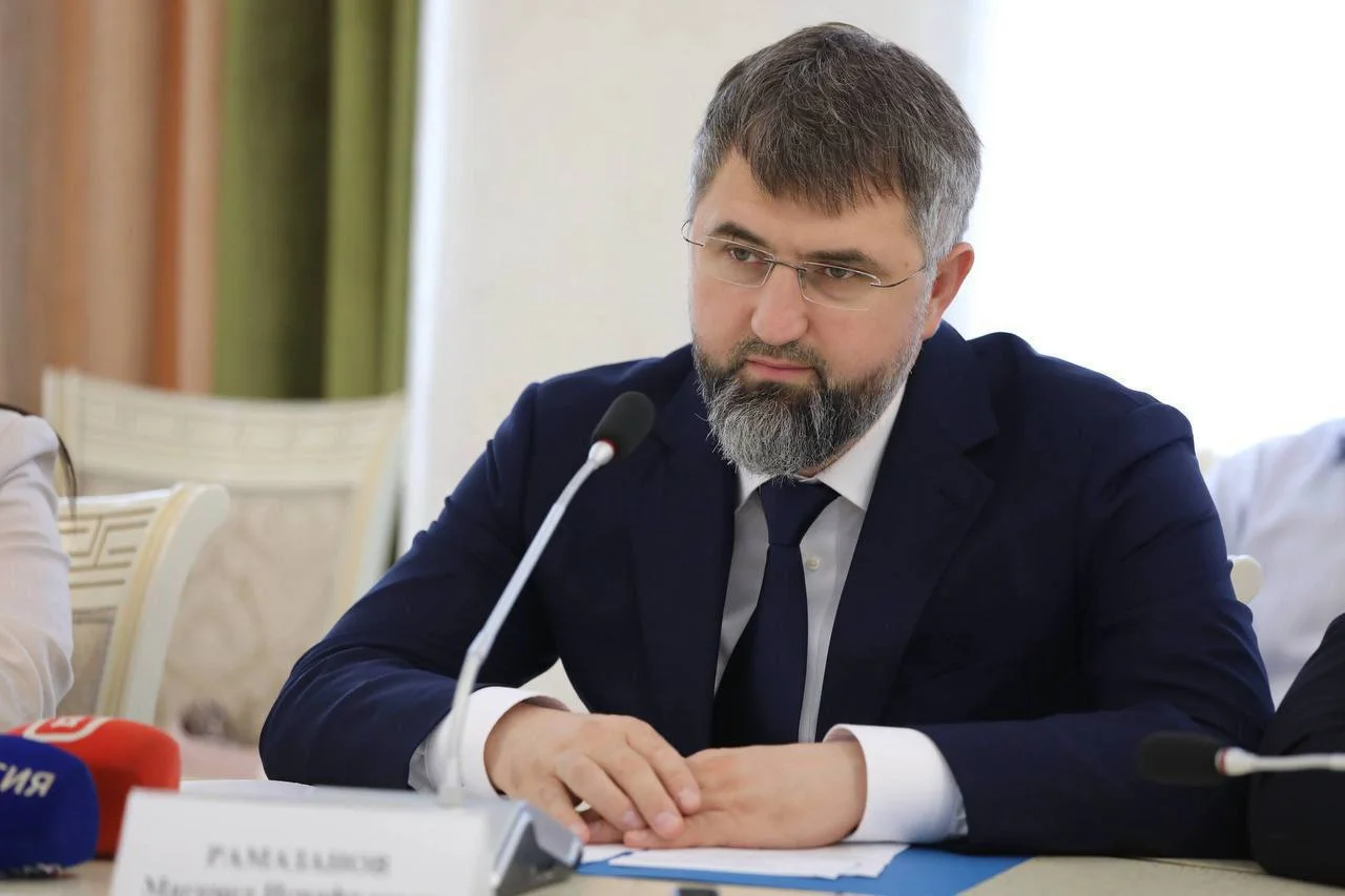 Премьер Дагестана поздравил педагогов с профессиональным праздником
