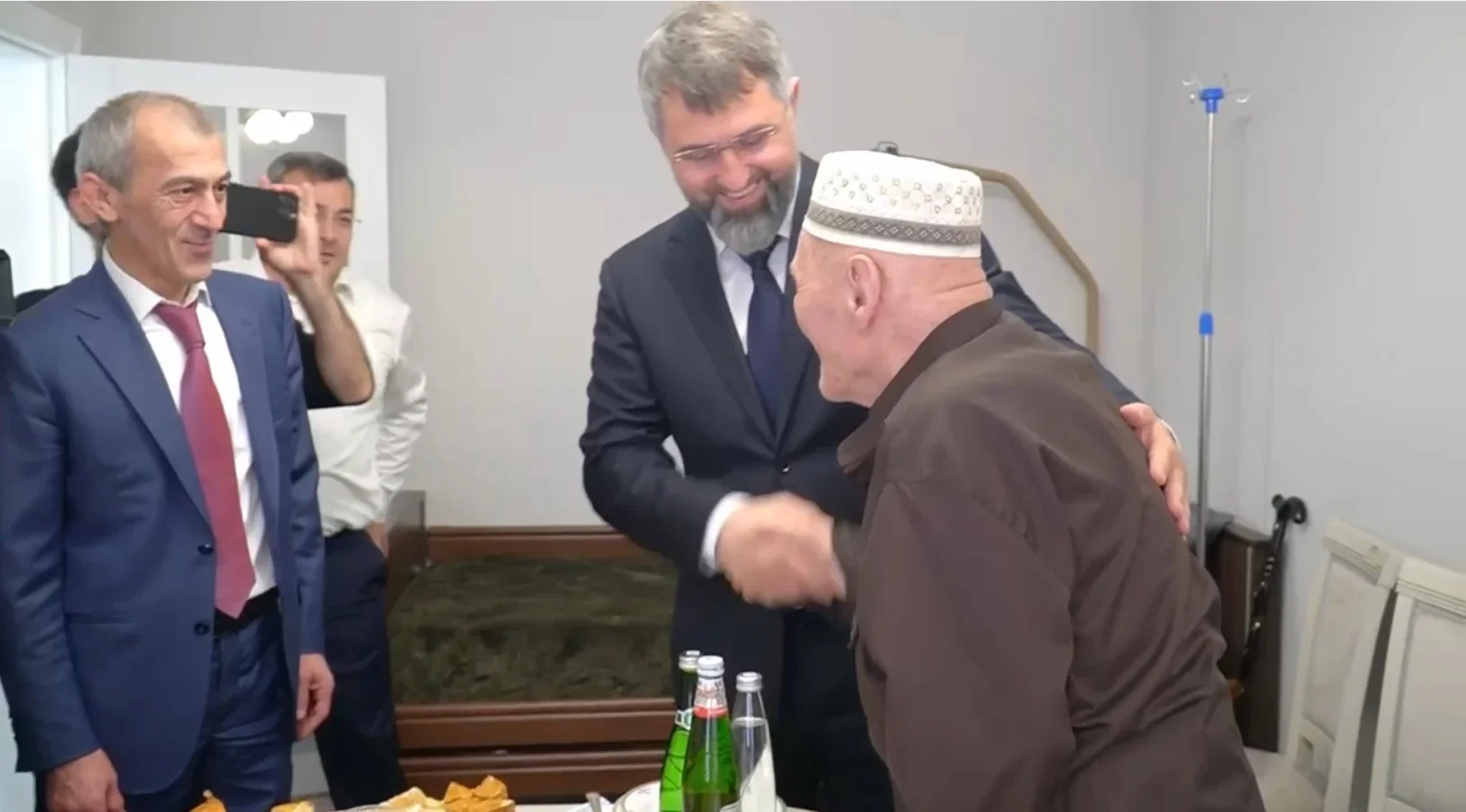 Премьер-министр Дагестана навестил ветерана ВОВ Мусу Багаудинова в его новой квартире