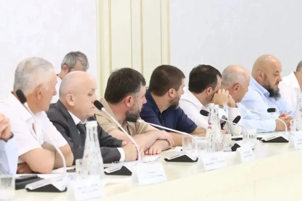 В Махачкале обсудили ключевые направления работы представителей Дагестана в регионах России