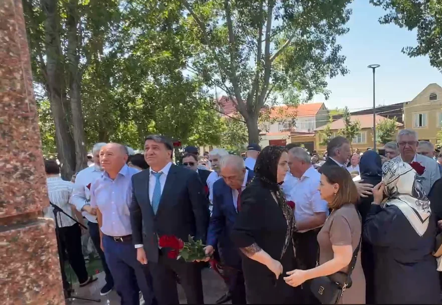 В Махачкале открыли памятник Адильгерею Магомедтагирову