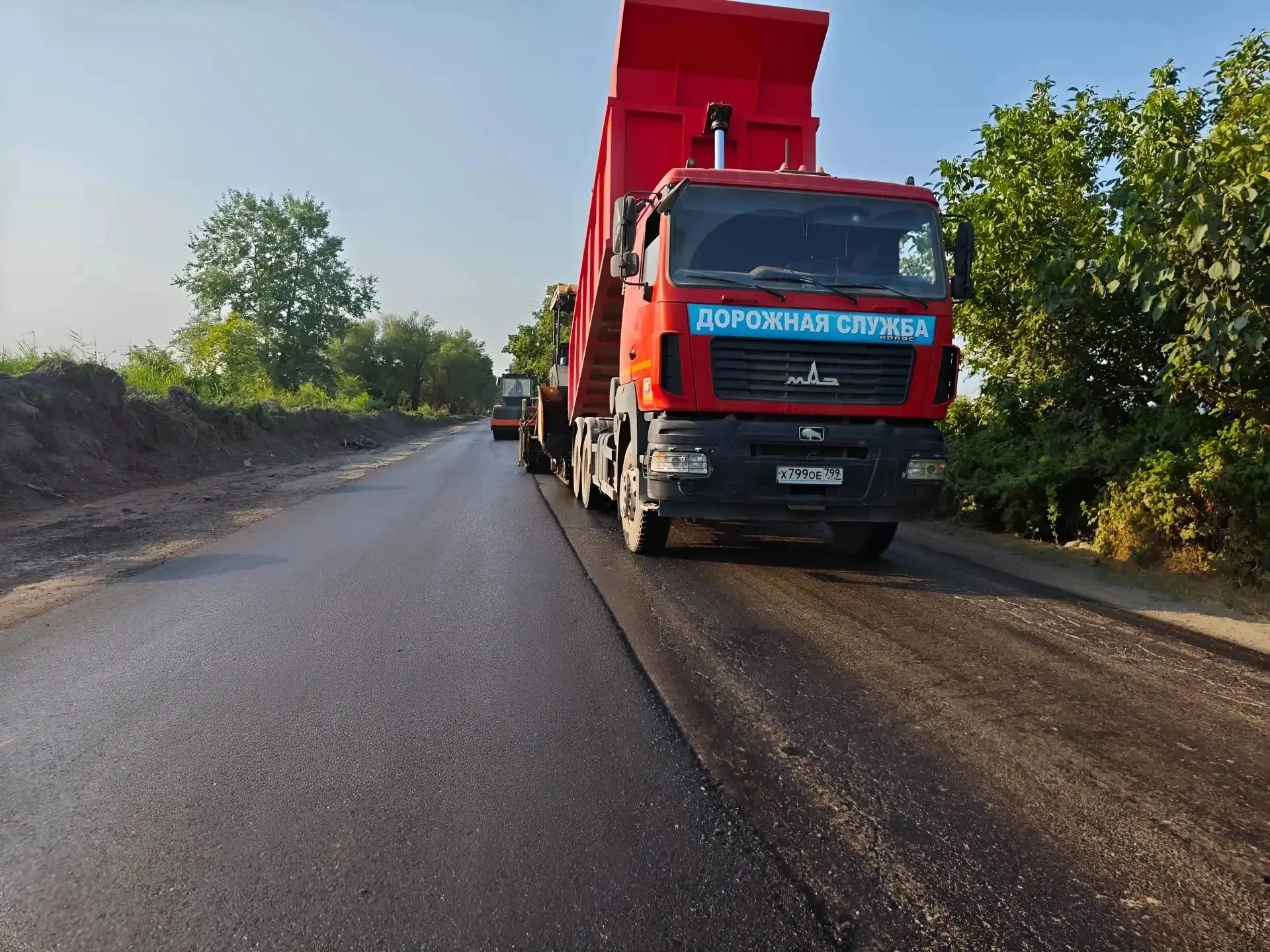 На дороге к Самурскому лесу завершают укладку асфальта