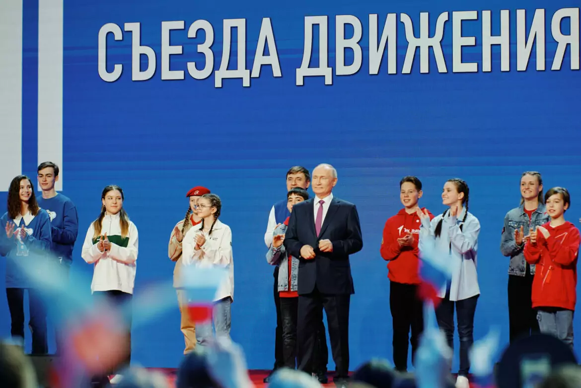 Активисты Движения Первых Дагестана встретились с Владимиром Путиным на церемонии закрытия Съезда Движения и спели с ним гимн России